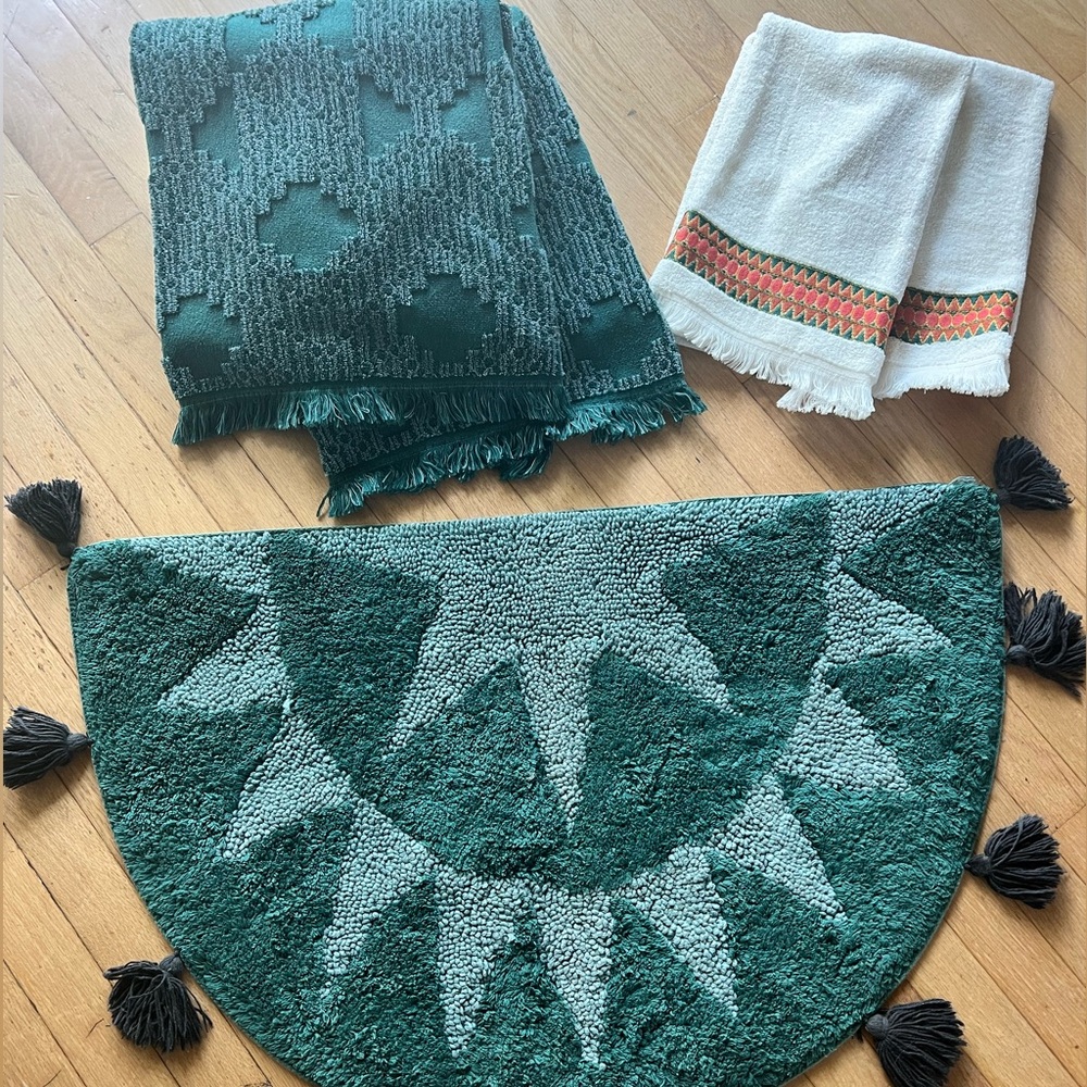 Opalhouse Jangalow Bathroom set: bath mat, two hand towels, 2 bath towels.